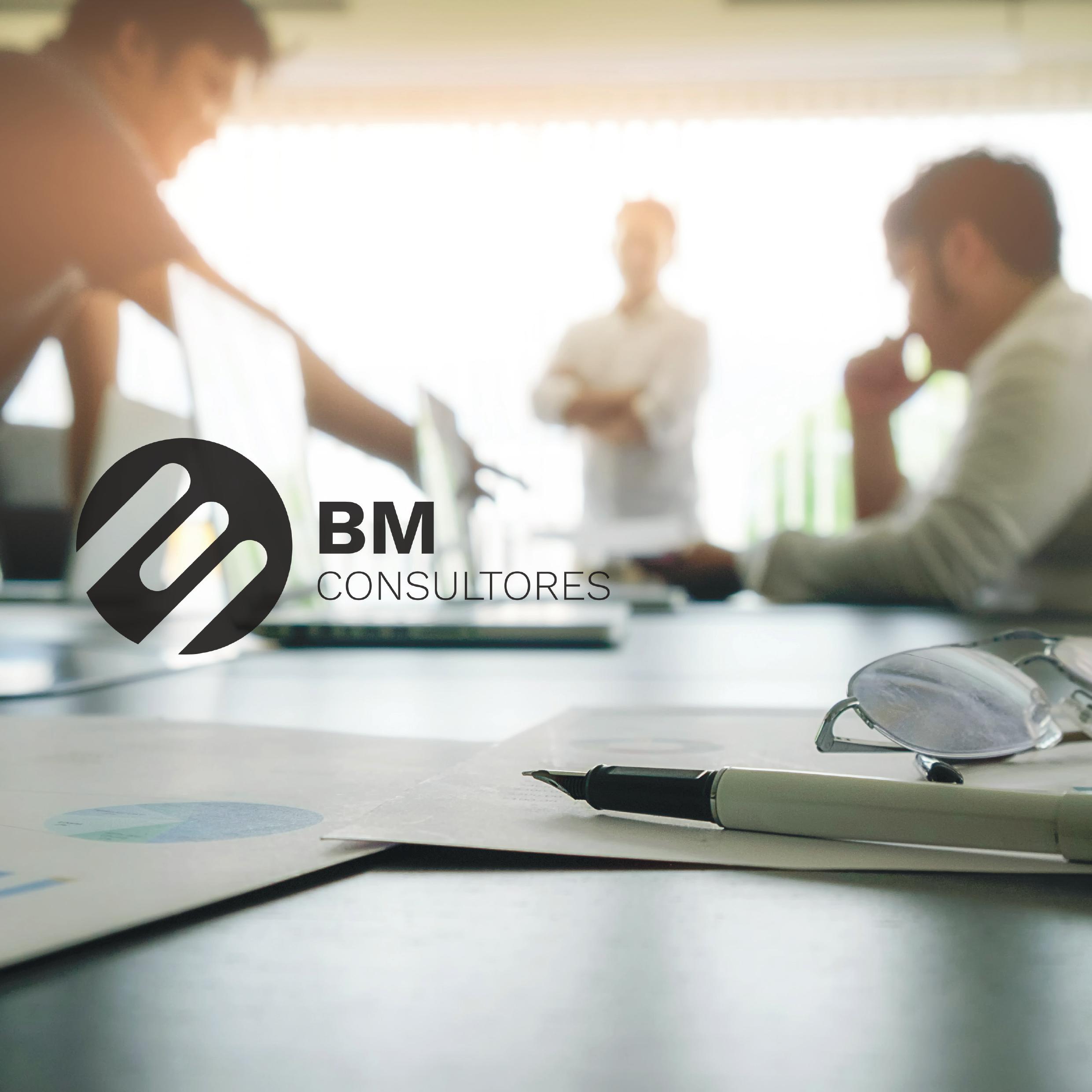 Profesionales latinos B&M Consultores trabajando