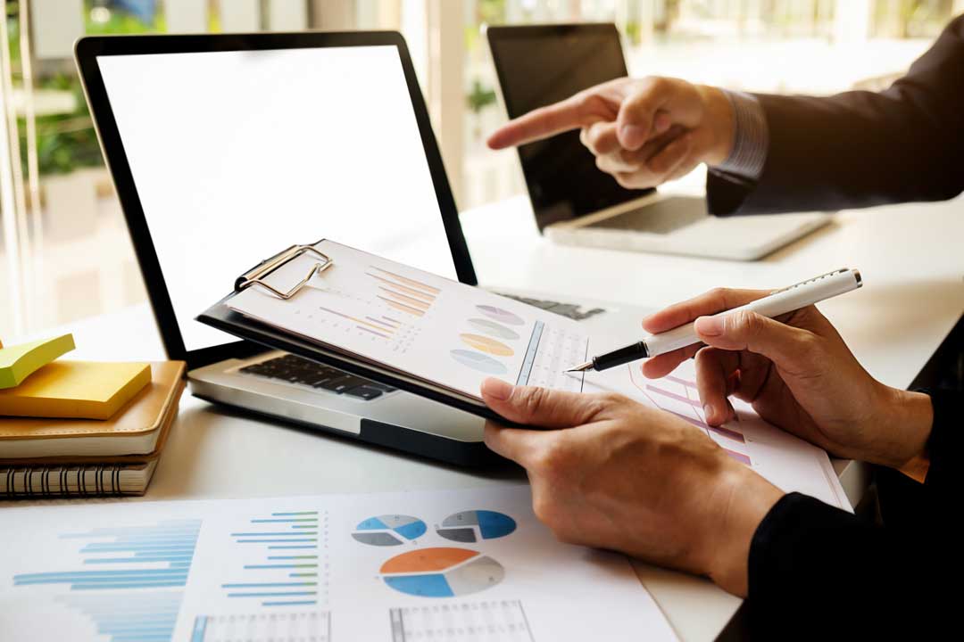 Capacitación empresarial con instructor latino