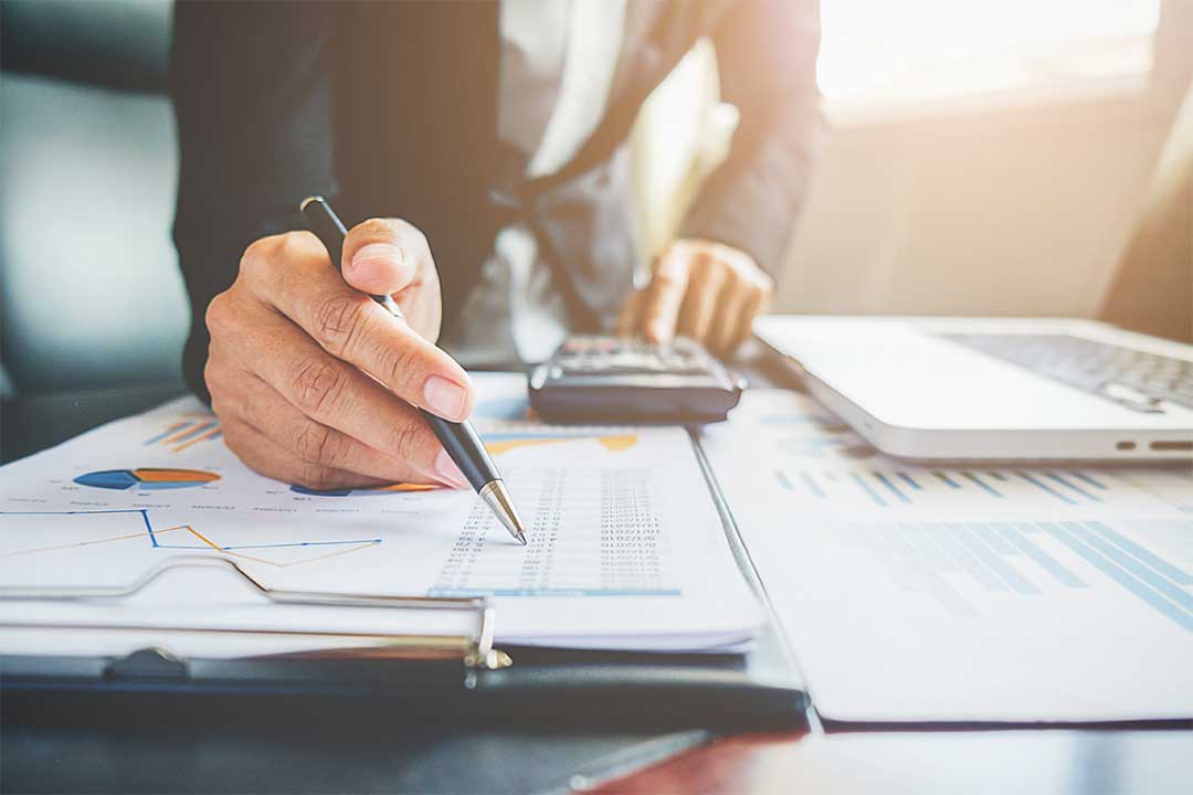 Análisis financiero en tablet